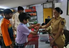 Raksha Bandhan at Kalyan East: Children tie rakhis at Kolshewadi Police Station