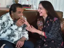 क्या आज भी जिंदगी के बिखरे टुकड़ों को समेट रही हैं हेमा मालिनी, धर्मेंद्र को याद कर?