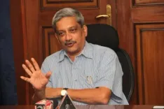 स्कूटर वाले सीएम : जिन्हें पहचान नहीं पाए अधिकारी, बेंगलुरु में बैग उठाकर बाहर निकल चुके थे पर्रिकर