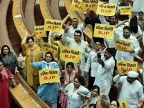 'आप' पार्षदों का एमसीडी सदन में प्रदर्शन, भाजपा पर दलितों का हक छीनने का लगाया आरोप 