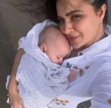 Aashka Goradia on son Richard's 4-month milestone: 'Holding the whole world'