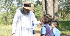बस्तर में बच्ची ने अमित शाह से कहा 'अब हम बच गए', गृह मंत्री बोले — लाखों खुशियों से बड़ा पल