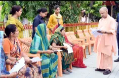 CM योगी का गोरखपुर जनता दर्शन: 200 लोगों की सुनी फरियाद, अधिकारियों को दिए सख्त निर्देश