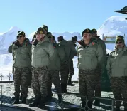 क्या सेनाध्यक्ष ने अग्रिम चौकियों पर सैन्य तैयारियों की समीक्षा की?