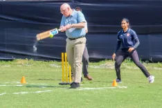 स्कॉटलैंड के फर्स्ट मिनिस्टर जॉन स्विनी अहमदाबाद पहुंचे, VBF कैंपस में महिला क्रिकेट मैच का लिया आनंद