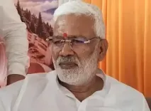 स्वतंत्र देव सिंह का अखिलेश पर पलटवार: 'सपा ने लूटा, एनडीए ने UP को विकास की राह दिखाई'