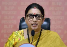 स्मृति ईरानी का अखिलेश यादव को जवाब: 'सीरियल छोड़कर संसद पर ध्यान दें'