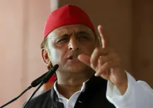 अखिलेश यादव का योगी पर तीखा तंज: लखनऊ अग्निकांड पीड़ित मां से दुर्व्यवहार पर बोले — 'जनता माफ करने के मूड में नहीं'