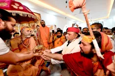 Akhilesh Yadav meets Shankaracharya, holds talks on Sanatan Dharma