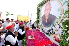 Akhilesh Yadav pays tribute to Ram Gopal Kanojia in Malihabad