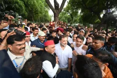 Akhilesh Yadav posts defiant couplet on detention and resolve