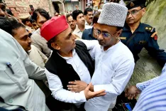 Akhilesh Yadav visits Azamgarh to condole SP MLA Alam Badi's death