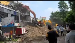 अलीगंज अग्निकांड: 15 मौतों वाली चार मंजिला इमारत पर एलडीए का बुलडोजर, ध्वस्तीकरण शुरू