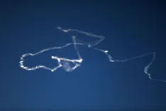 ईरान ने अमेरिका-इजरायल के खिलाफ हमले बढ़ाए, खाड़ी देशों ने सुरक्षा उपाय किए