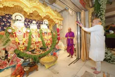 Amit Shah Attends Mangla Aarti at Ahmedabad Jagannath Temple on Rath Yatra