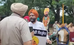 अमृतसर को पवित्र नगरी घोषित करने की मांग पर भाजपा का प्रदर्शन, हिरासत में कई नेता
