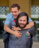 सलमान खान ने अनंत अंबानी की पीठ पर चढ़कर कहा- यह आदमी देश को भी उठाएगा