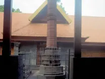 क्या अनिक्कट्टिलम्मा मंदिर में धनुष-बाण लिए भगवान शिव और तलवार लिए मां पार्वती की पूजा होती है?