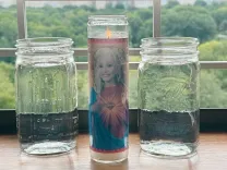 Anne Hathaway honours Dolly Parton with candle tribute, urges fans to donate