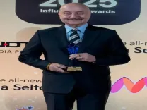 क्या अनुपम खेर को मिला एक और पुरस्कार, उनकी बेहतरीन कृति के लिए?