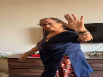 क्या अनुपम खेर की मां दुलारी ने कश्मीरी मंगलसूत्र पहनकर किया रैंप वॉक?