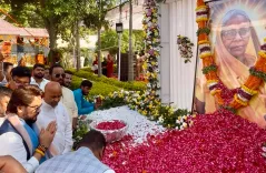 Anurag Thakur pays tribute at Harish Dwivedi's mother's trayodashi