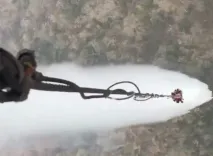 अरुणाचल प्रदेश के जंगलों में आग बुझाने के लिए वायुसेना ने हेलिकॉप्टर से पानी गिराया