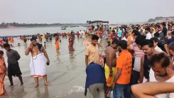 आषाढ़ अमावस्या 2025: त्रिवेणी संगम पर उमड़े श्रद्धालु, पिंडदान-तर्पण से पितरों को दी श्रद्धांजलि