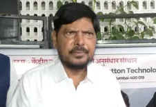 आठवले का दावा: फडणवीस और उद्धव ठाकरे को हमेशा के लिए एक मंच पर ला सकता हूँ
