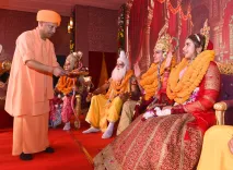 क्या अयोध्या दीपोत्सव 2025 में सीएम योगी ने रथ खींचा और आरती उतारी?