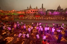 क्या अयोध्या दीपोत्सव में विदेशी मेहमानों का उत्साह, 'जय श्रीराम' के नारे गूंजे?