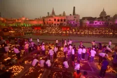 अयोध्या दीपोत्सव में विदेशी मेहमानों का उत्साह, 'जय श्रीराम' के लगाए नारे