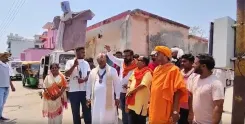अयोध्या में केजरीवाल के विरोध में 'वापस जाओ' के नारे, साधु-संतों ने पुतला फूंका