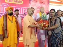 क्या अयोध्या की निषाद बस्ती में मुख्यमंत्री योगी ने दीपावली मनाई?