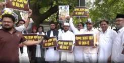 आजम खान के 350 मुकदमों के खिलाफ सपा का जंतर-मंतर पर प्रदर्शन, PM को सौंपा ज्ञापन