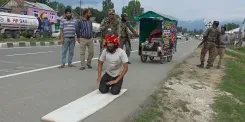 413 दिन की दंडवत यात्रा: महोबा का सुनील काजीगुंड पहुंचा, बाबा बर्फानी के दर्शन का संकल्प