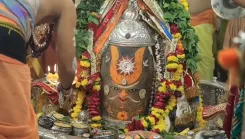 महाकालेश्वर मंदिर में भस्म आरती: भांग, त्रिशूल व सुगंधित पुष्पों से हुआ बाबा महाकाल का दिव्य शृंगार
