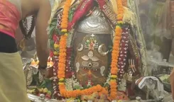 महाकालेश्वर मंदिर में भस्म आरती: फूलों, सूखे मेवों और भांग से हुआ बाबा महाकाल का दिव्य शृंगार
