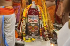 उज्जैन: बाबा महाकाल का राजा स्वरूप में भव्य शृंगार, आश्विन तृतीया पर भस्म आरती में उमड़े श्रद्धालु