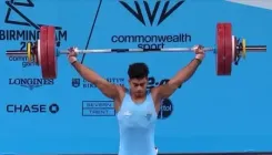 अंचिता शेउली : बचपन में पिता को खोया, घर चलाने के लिए मां के साथ मिलकर किया काम, चुनौतियों से लड़कर वेटलिफ्टर बने