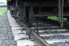 बागपत में ट्रेन हादसा टला, रेलवे ट्रैक पर पोल रखकर मालगाड़ी को पलटाने की साजिश नाकाम