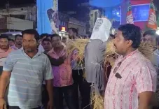 एनएसयूआई नेता की गिरफ्तारी के विरोध में भाजपा युवा मोर्चा ने राहुल गांधी का पुतला फूंका