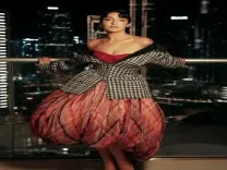 बैलून शेप की स्कर्ट में नोरा का सिजलिंग लुक कर देगा घायल, दुबई में दिखाई अदाएं