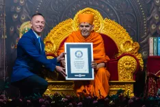 प्रमुखस्वामी महाराज की जीवनी को गिनीज वर्ल्ड रिकॉर्ड: 8,848 पृष्ठ, 21 लाख से अधिक शब्द