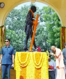 गांधी जयंती पर CM योगी का संदेश: बापू का चरखा और ODOP 'लोकल को ग्लोबल' बनाने का माध्यम