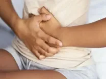 क्या बार-बार नाभि खिसकने की समस्या से जूझ रहे हैं? इस आसनों से पेट दर्द से मिलेगी राहत
