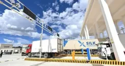 बर्फ से ढके पर्वतों के नीचे सक्रिय शिगात्से सीमा शुल्क बंदरगाह