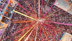 बरसाना में लट्ठमार होली का अद्भुत दृश्य: हुरियारे-हुरियारिनों ने निभाई राधा-कृष्ण की परंपरा