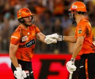 क्या बीबीएल में स्ट्राइकर्स ने रेनेगेड्स को 8 विकेट से हराया और स्कॉर्चर्स ने स्टार्स को मात दी?