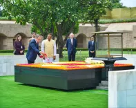 बेल्जियम PM बार्ट डी वेवर ने राजघाट पर गांधी को दी श्रद्धांजलि, PM मोदी से होगी द्विपक्षीय वार्ता